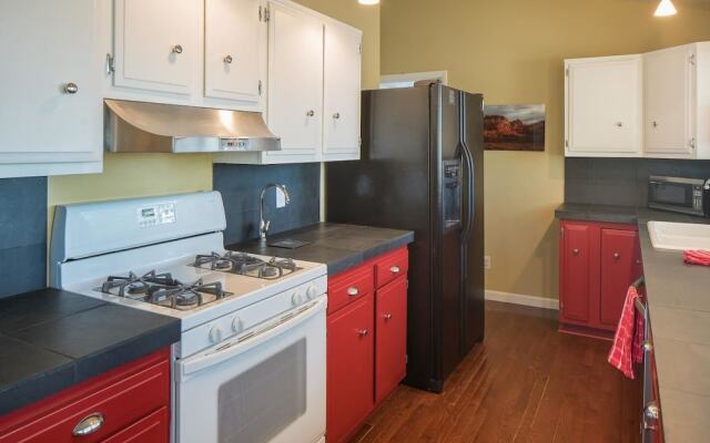 Artsy, Downtown Treehouse