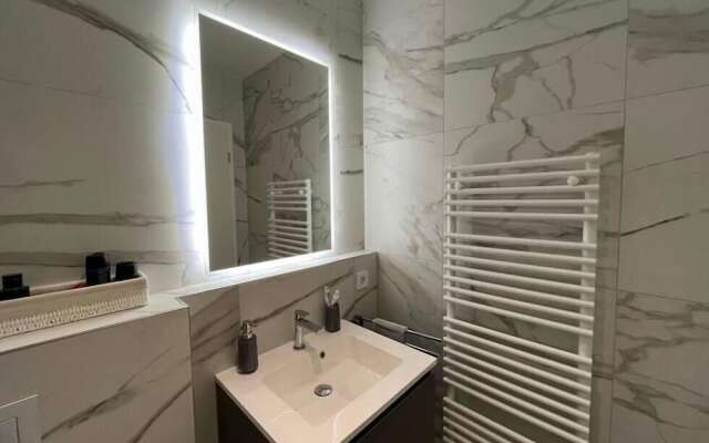 Luxury Flat with Parking & Large Terrace