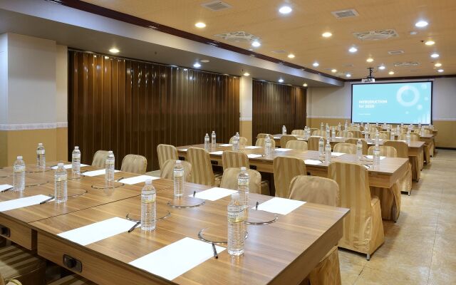 Jinsa Lakeside View Resort