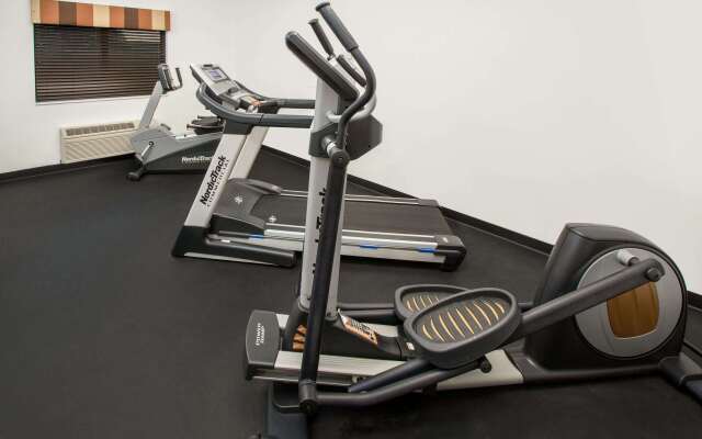 Super 8 by Wyndham Three Rivers