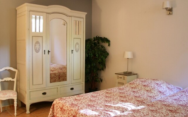 Spacious Villa in Drome with Swimming Pool