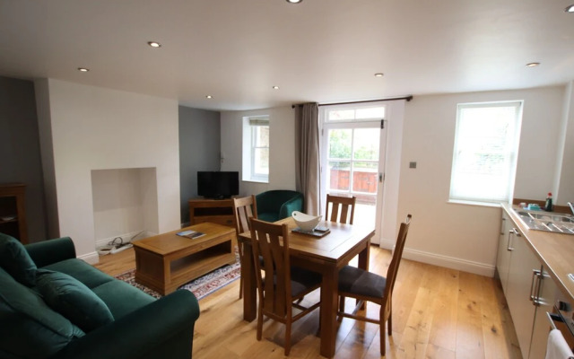 Charming Flat With Private Patio in Clifton