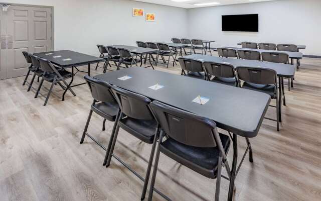 Days Inn & Suites by Wyndham Huntsville