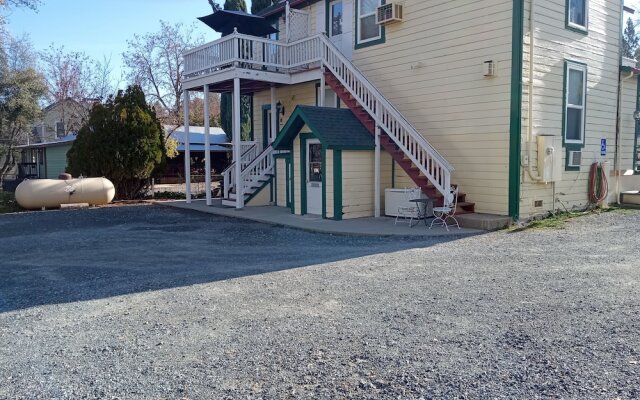 All Season's Groveland Inn