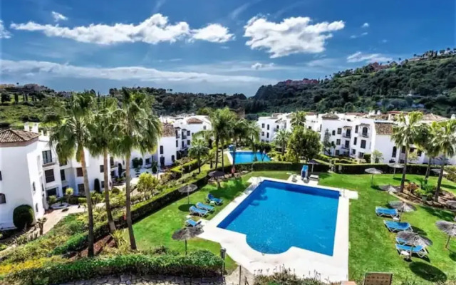 2 Bedrooms - Sleeps 4 - Garden and Pool With View