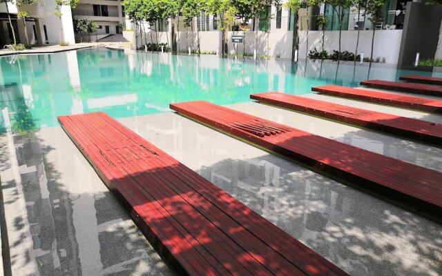 Univ 360 Cozy Apartment with Pool View