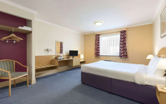 Days Inn by Wyndham Watford Gap