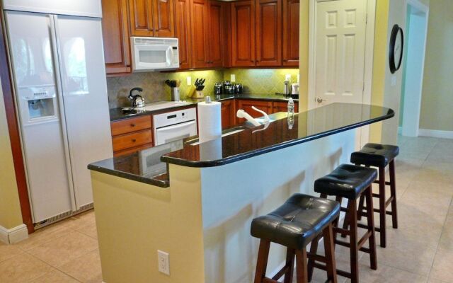 Luxurious Esplanade Condo Overlooking bay