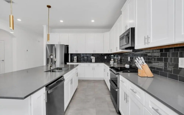 4350scene 6 Bedroom Villa