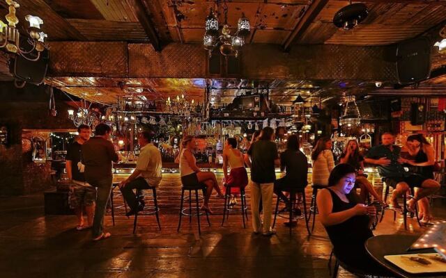 RedDoorz near Petitenget Beach