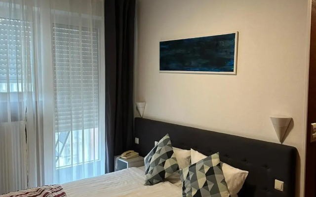 Yasha Hotel