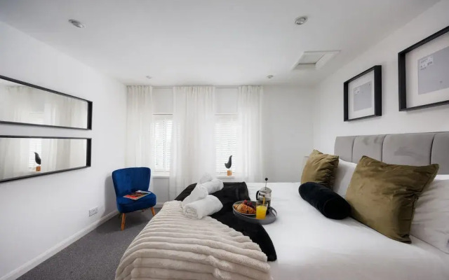 Modern 3 Bed Apartment - Parking