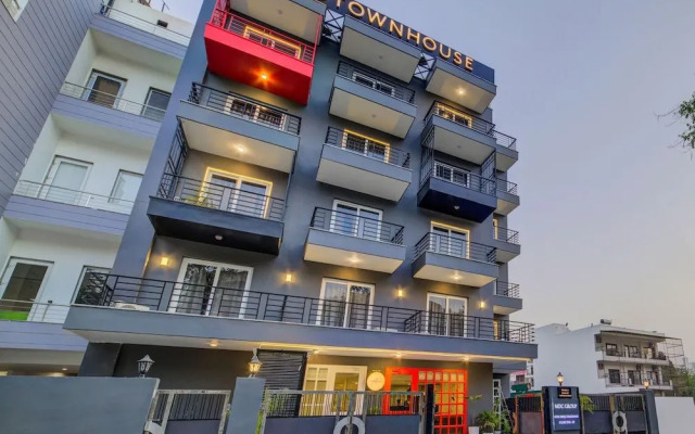 OYO Townhouse 101 Golf Course Road