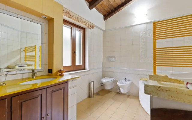 Valley View Villa in San Mango D'aquino with Hot Tub