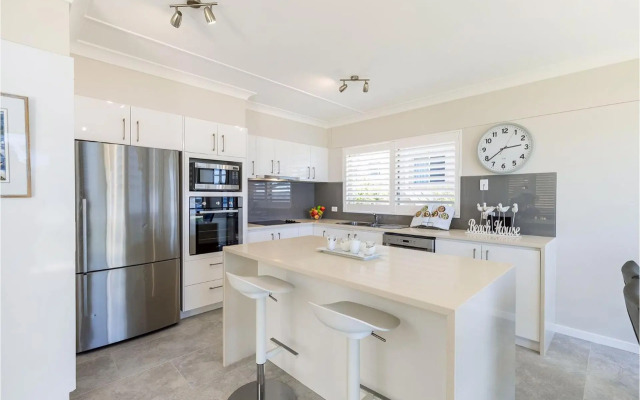 Sandy Beach House - Corlette Waterfront