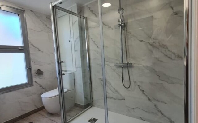 Modern Studio Apartment, Sea and Garden Views