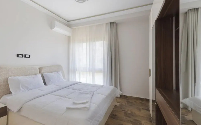 Upper Duplex 3BR in Eastown Sodic