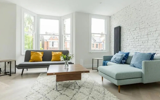 Spacious 3BR South London Apartment