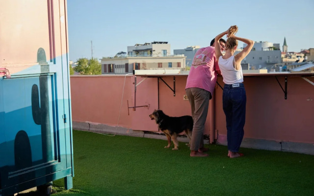 Pink & Blondie ApartHotel - by Loginn