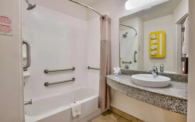 Motel 6 Eagle Pass, TX - Lakeside