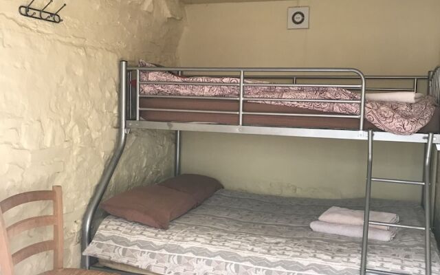 Drewe Arms Bunk Rooms & Church Cottage