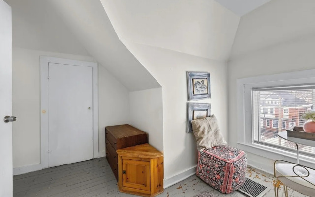 Comfortable 6-bedroom Retreat Minutes to Downtown