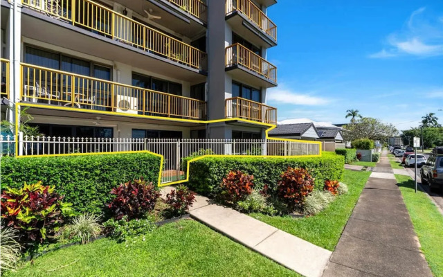 Rainforest Reef Retreat - Esplanade Ground-floor Apartment