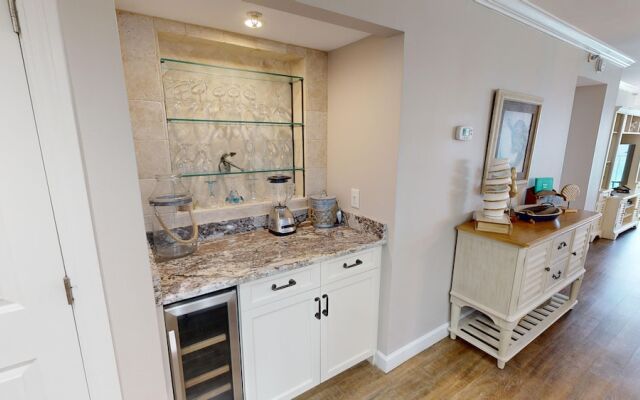 Inlet Reef 605 2 Bedroom Condo by RedAwning