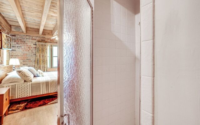 Treehouse-style Cabin, 1 Mi to Massanutten Resort