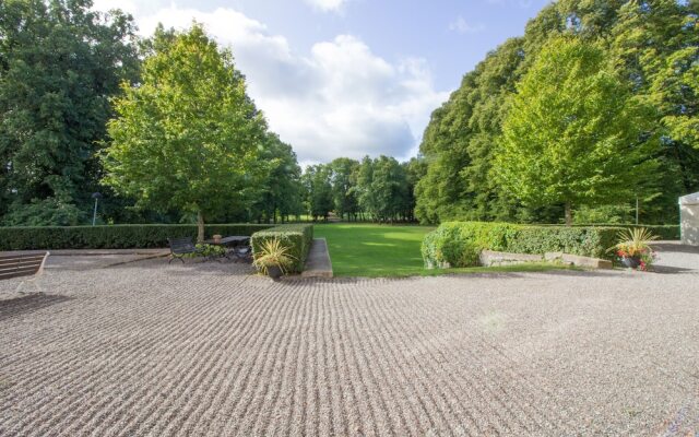 Åkeshofs Slott Bed and Breakfast