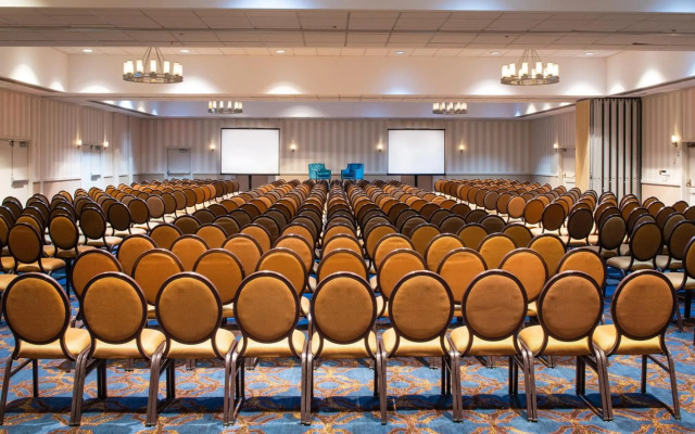 Sheraton Milwaukee Brookfield Hotel