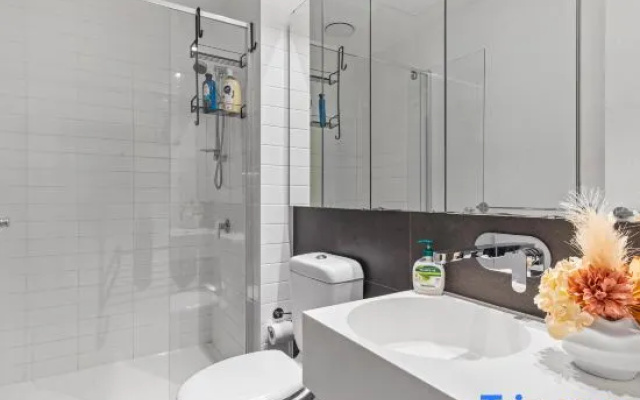 Unbeatable Convenience 2BR – SouthernCross CBD Gateway – Bathroom – Melbourne