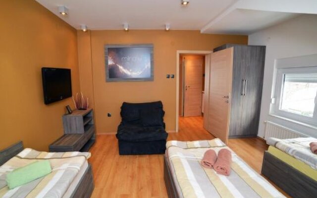 DORMIR Apartments & Rooms