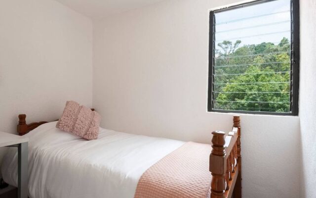 "room in Guest Room - Cuarto En Las Lomas!"