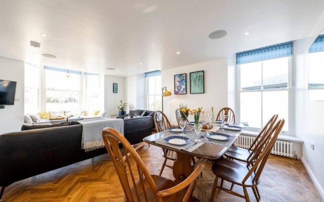 Luxurious 2 Bedroom Apartment With Estuary View
