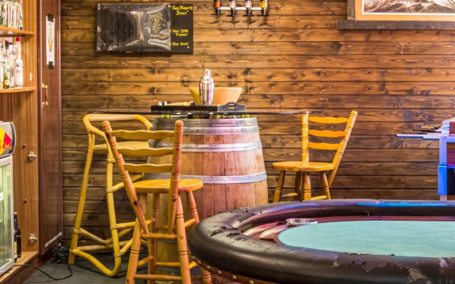 DMG - 'Funky First Floor' Unique Mountain Apartment