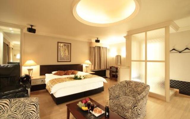 Pacela (Love Hotel)