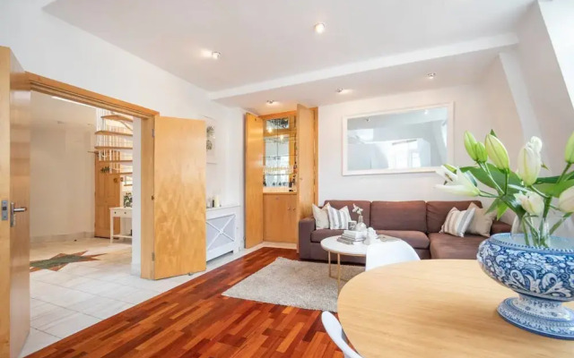 Stylish 2-bed Flat by Piccadilly Circus & Mayfair