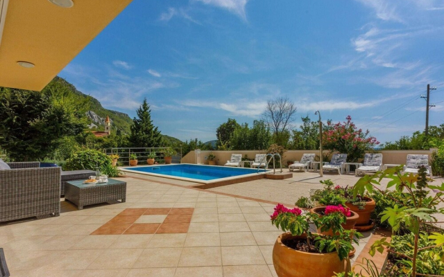 Beautiful Home With Swimming Pool and sea View
