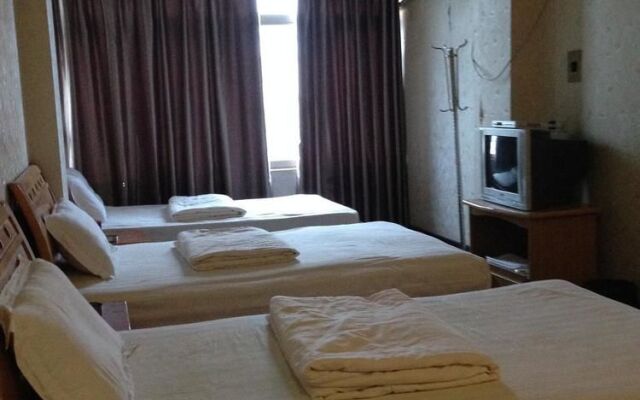 Qingyuan Yingdeqiaofeng Hotel