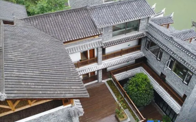Shuixiu Hotel (Mist Bridge, Phoenix Ancient Town Scenic Area)