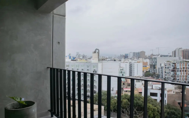 w Charming 2BR w Balcony in Miraflores