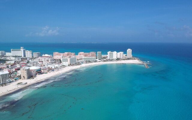 Studio 101 in the Heart of the Hotel Zone