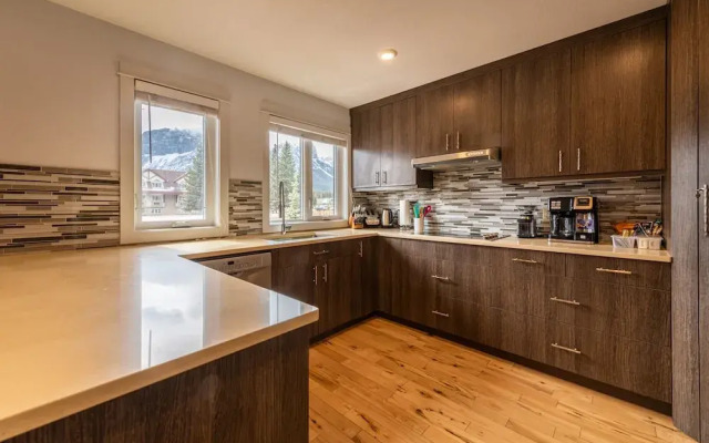 P1 - Private Hot Tub - 3 Bedroom Home - Mountain View