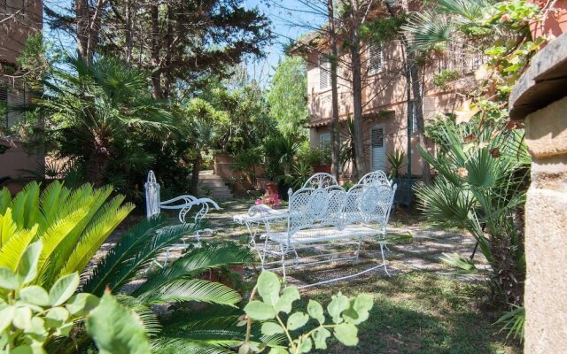 "apartment Immersed in a Large Garden Park Residence Cicladi"