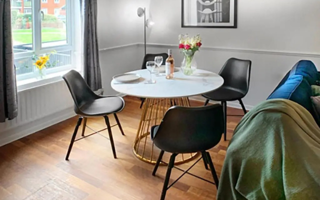 Farnborough - Peel Court - 2 Bed Parking & Garden