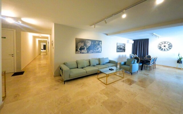 Comfortable Home With hot tub and Communal Pool