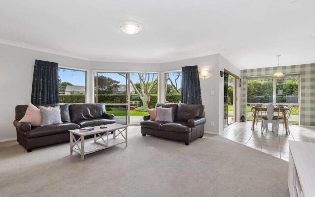 Hidden Mangawhai Oasis with large gardens