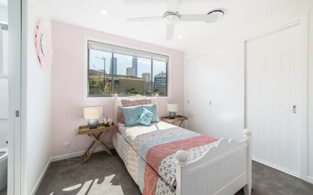 Gold Coast Private Villas - Waterfront Villas
