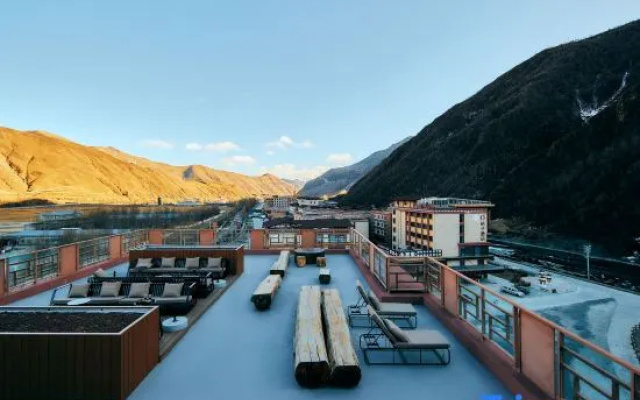 Meru Hotel (Xinduqiao Style Town) – Outside – Kangding